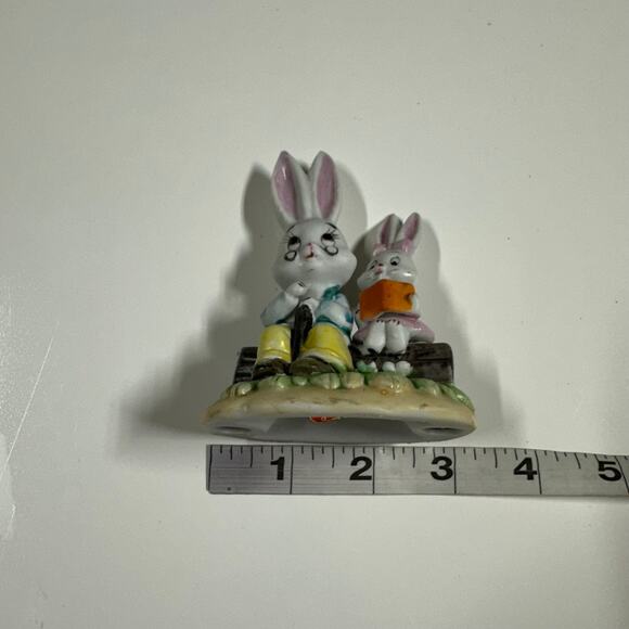 Vintage Lefton Bunny Rabbit Grandpa Girl Reading on Log Excellent Condition - Picture 4 of 5